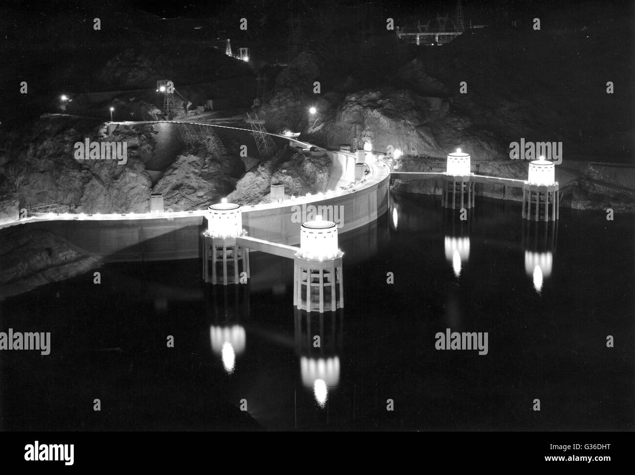 Die Aufnahme-Türme von Boulder Dam spiegeln sich wie riesige Kerzen durch den steigenden Wassern des Sees Meade. Stockfoto