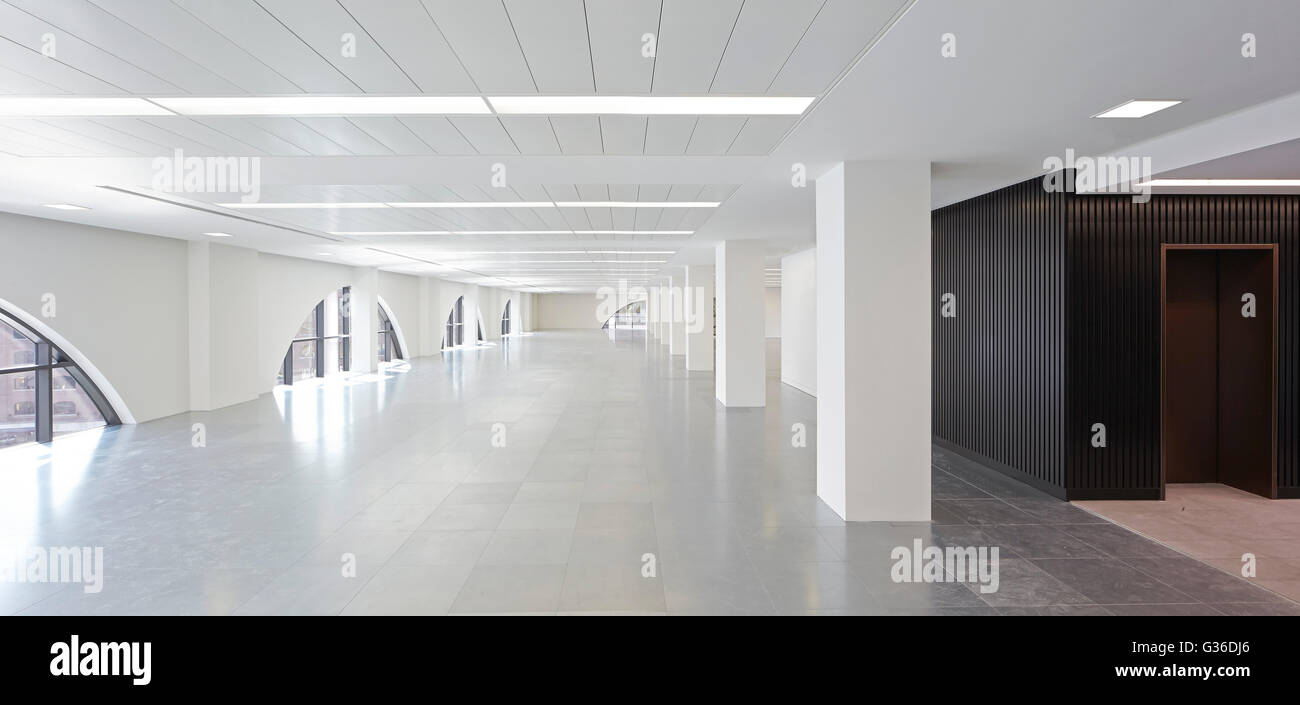 Panoramablick auf unmöbliert Bodenplatte. Rohstoff-Kai, London, Vereinigtes Königreich. Architekt: BuckleyGrayYeoman, 2014. Stockfoto