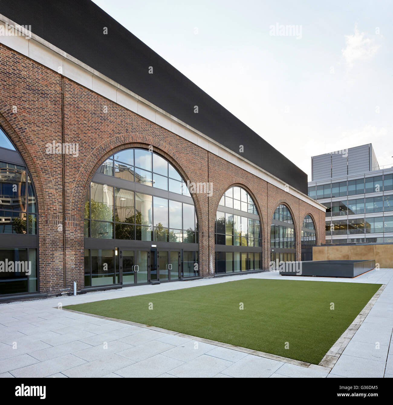 Angelegten äußeren Hof im Obergeschoss. Rohstoff-Kai, London, Vereinigtes Königreich. Architekt: BuckleyGrayYeoman, 2014. Stockfoto