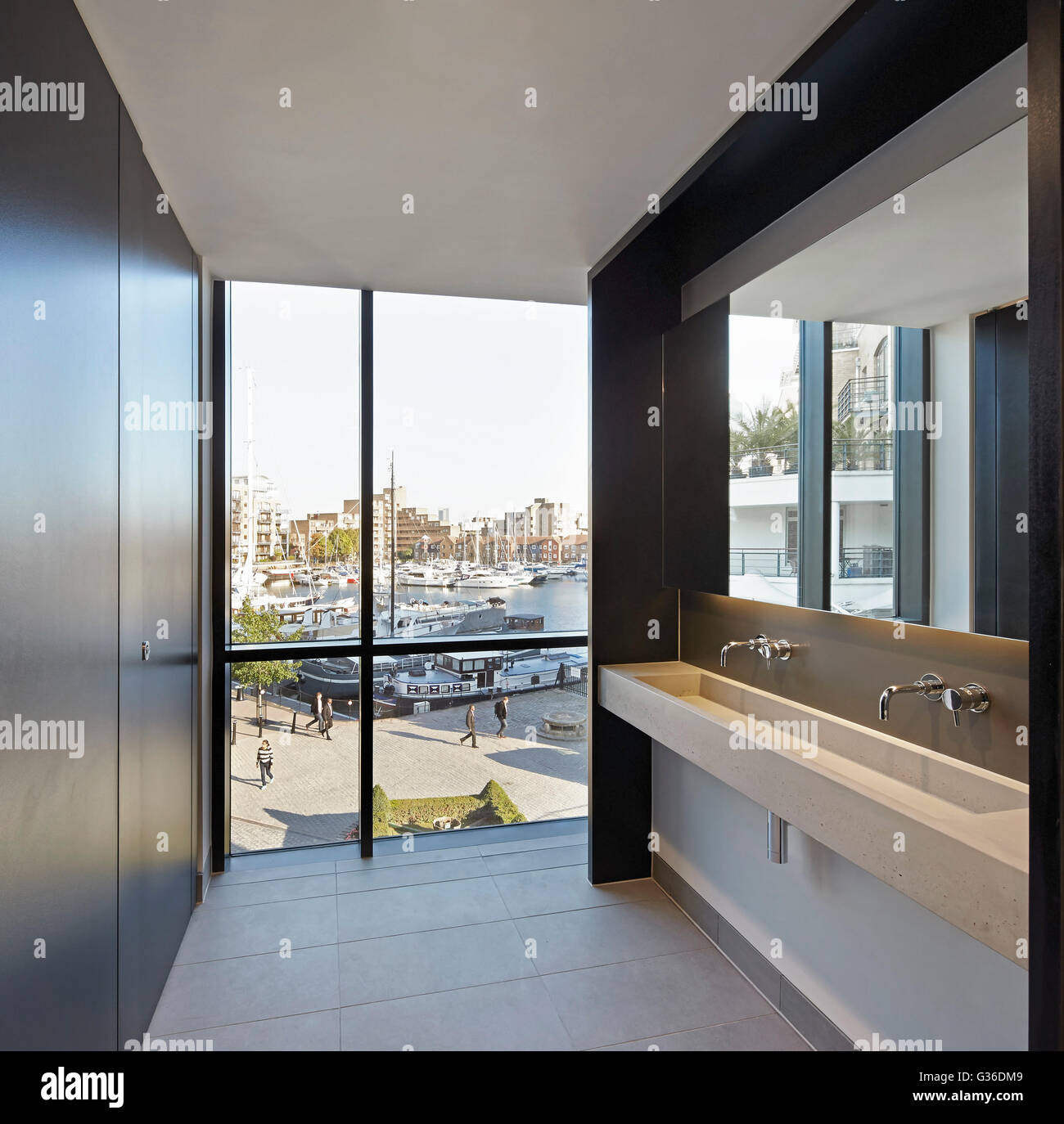 Badezimmer mit raumhohen Verglasung. Rohstoff-Kai, London, Vereinigtes Königreich. Architekt: BuckleyGrayYeoman, 2014. Stockfoto