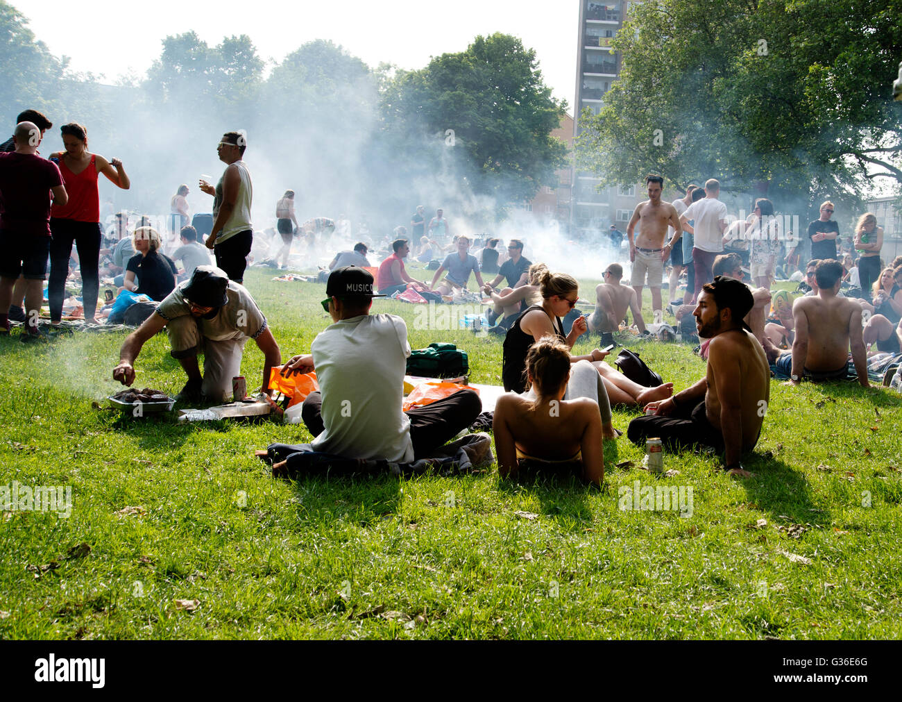 Hackney. London-Felder. Grillen im Sommer Stockfoto