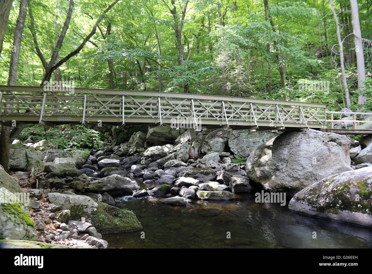 Fußgängerbrücke über den Popolopen Creek, Hudson Highlands, NY, USA Stockfoto