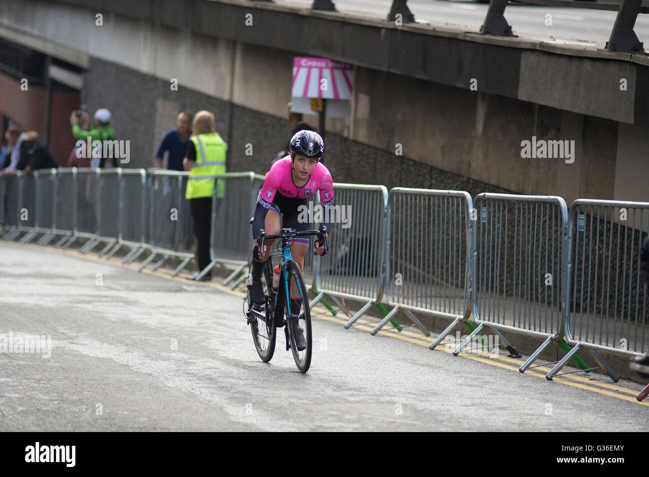 Croydon, 7. Juni 2016. Womens Matrix Fitness GP Runde 5 auf einem geschlossenen Stadtkurs in zentralen Croydon. Stockfoto