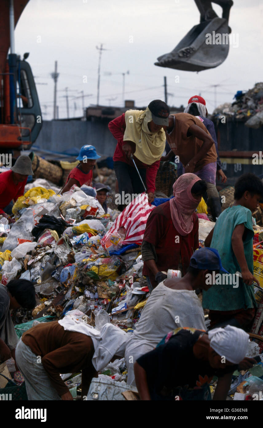 Tondo Squatters Sortierung Durch Müll, Manila, Philippinen Stockfoto