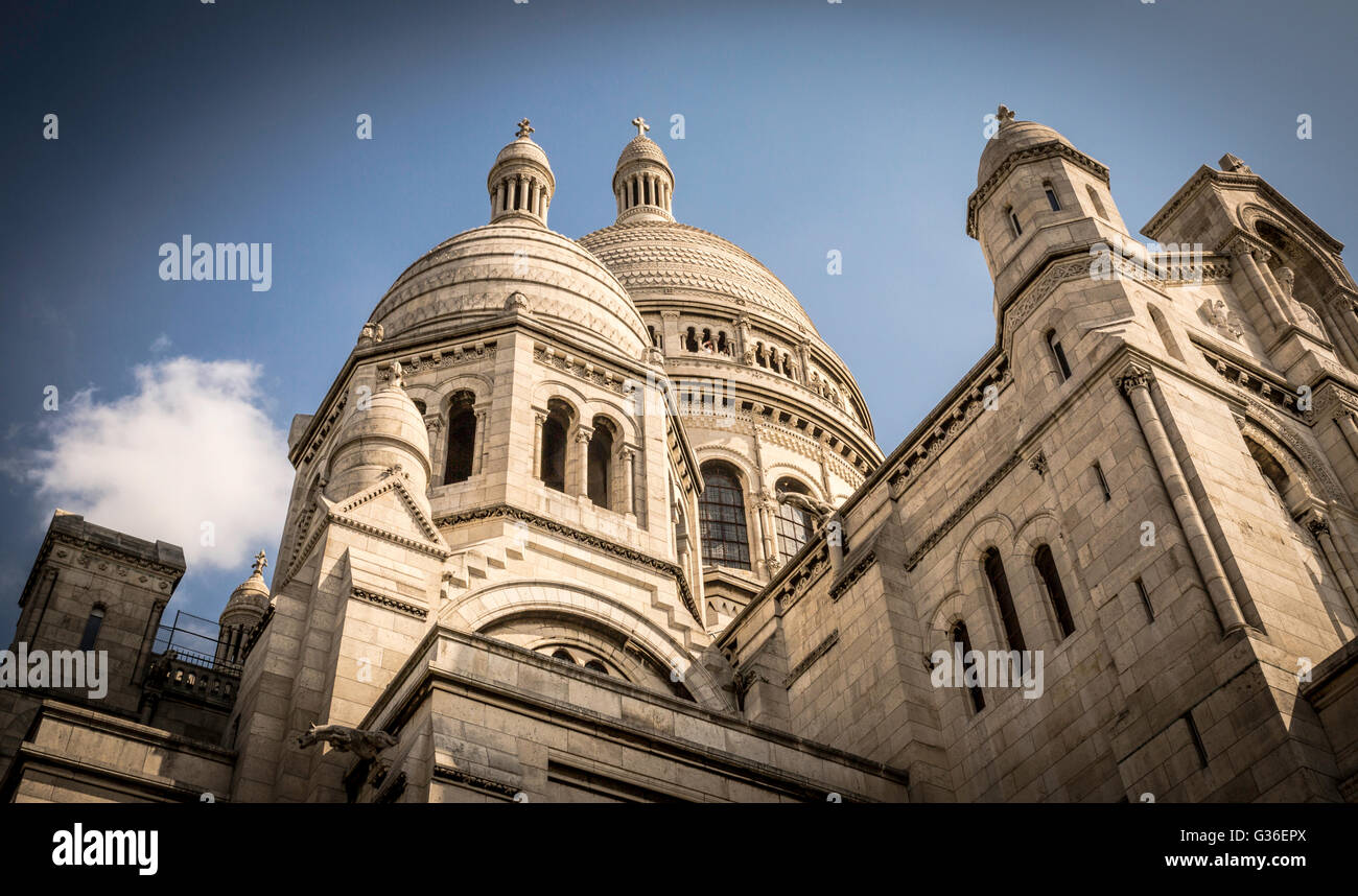 Basilika Sacre-Coeur in Paris ist eine wichtige touristische Attraktion mit seinen riesigen runden Kuppeln und wunderschön detaillierte Fassade. Stockfoto