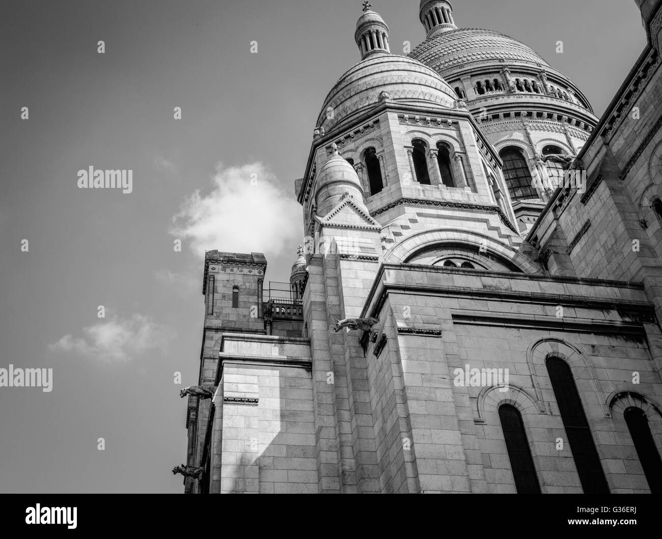 Basilika Sacre-Coeur in Paris ist eine wichtige touristische Attraktion mit seinen riesigen runden Kuppeln und wunderschön detaillierte Fassade. Stockfoto