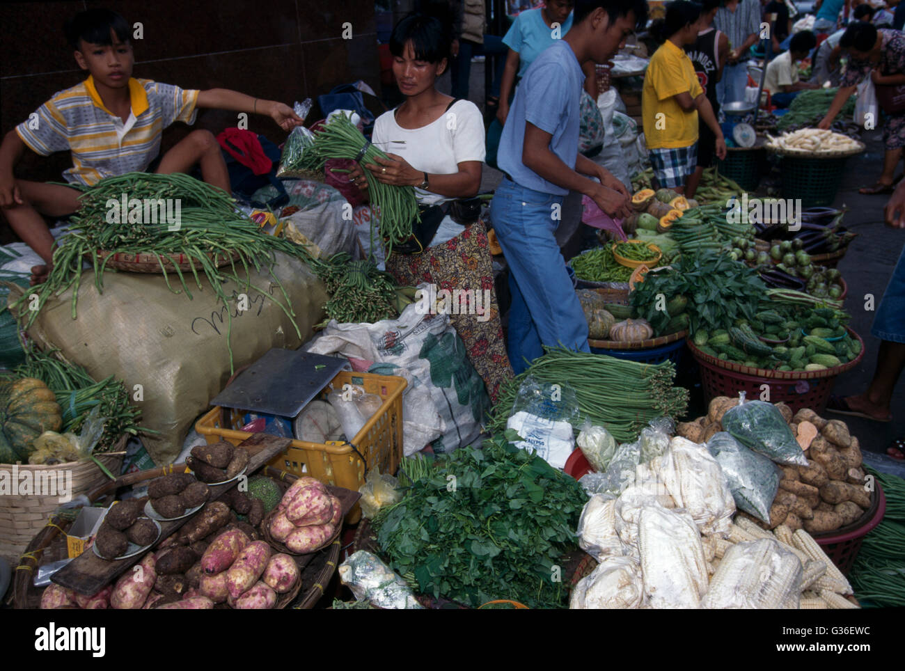Market Trader Verkauf Von Gemüse, Manila, Philippinen Stockfoto