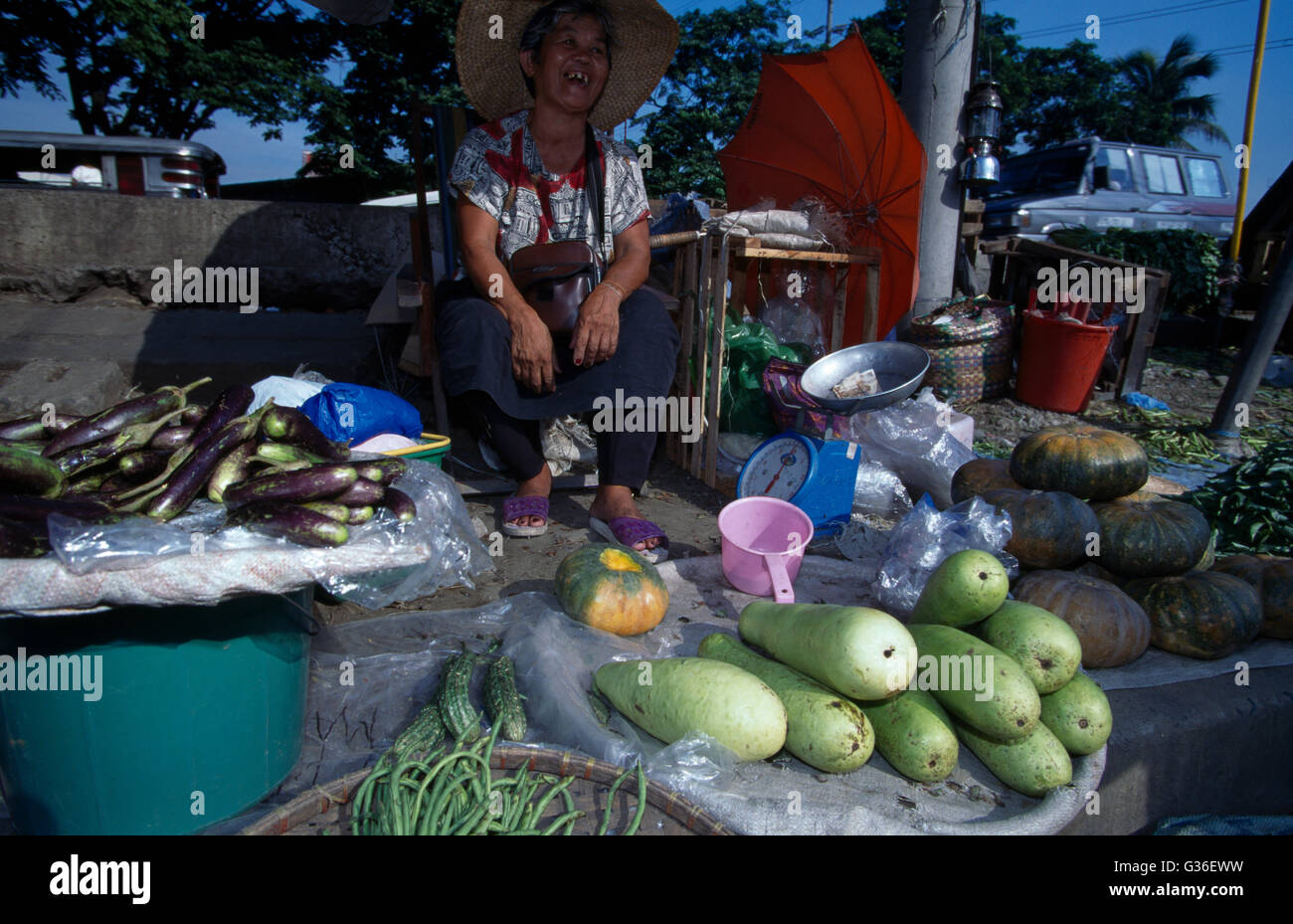 Market Trader Verkauf Von Gemüse, Manila, Philippinen Stockfoto