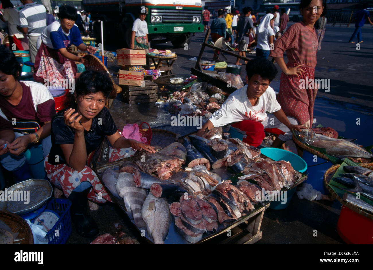 Market Trader Verkauf Von Fisch, Manila, Philippinen Stockfoto