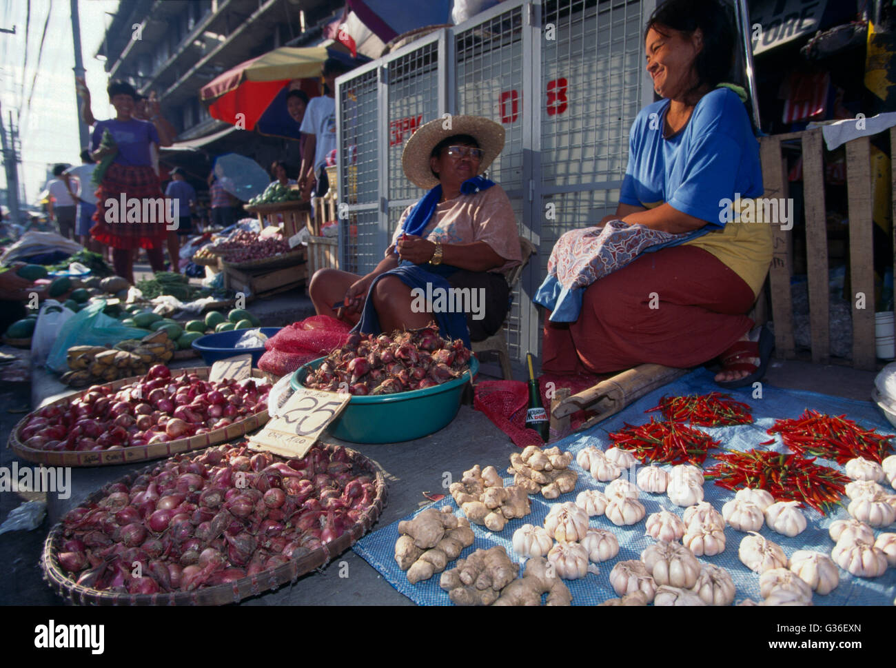 Market Trader Verkauf Von Chili Und Knoblauch, Manila, Philippinen Stockfoto