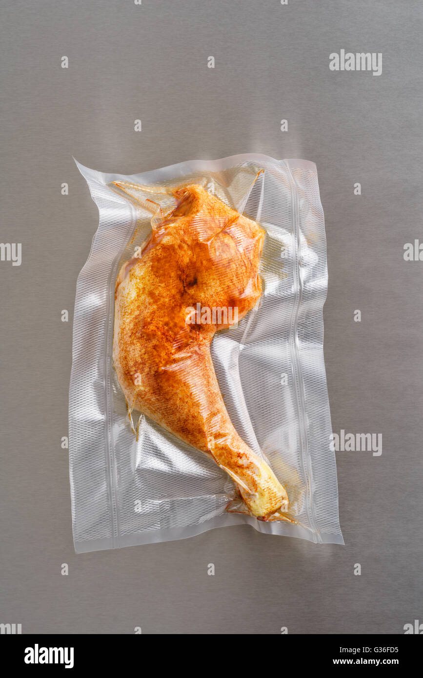 Vakuum versiegelt Hühnerkeule Stockfoto