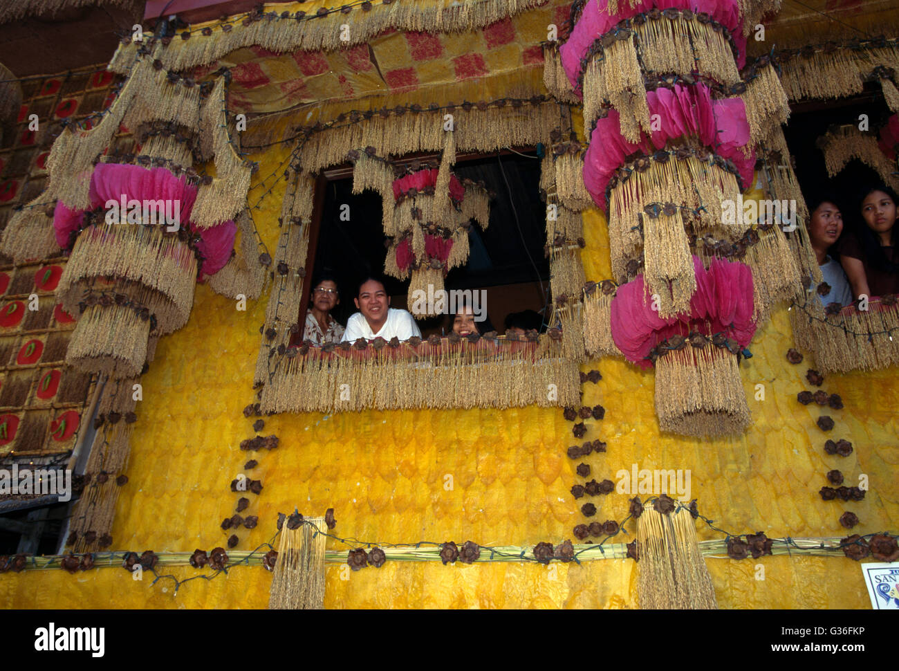 Lucban Philippinen Pahiyas Festival erfolgte aus dem Fenster dekoriert für Festival zu Ehren der Schutzheiligen der Bauern Saint Isidore der Arbeiter Stockfoto