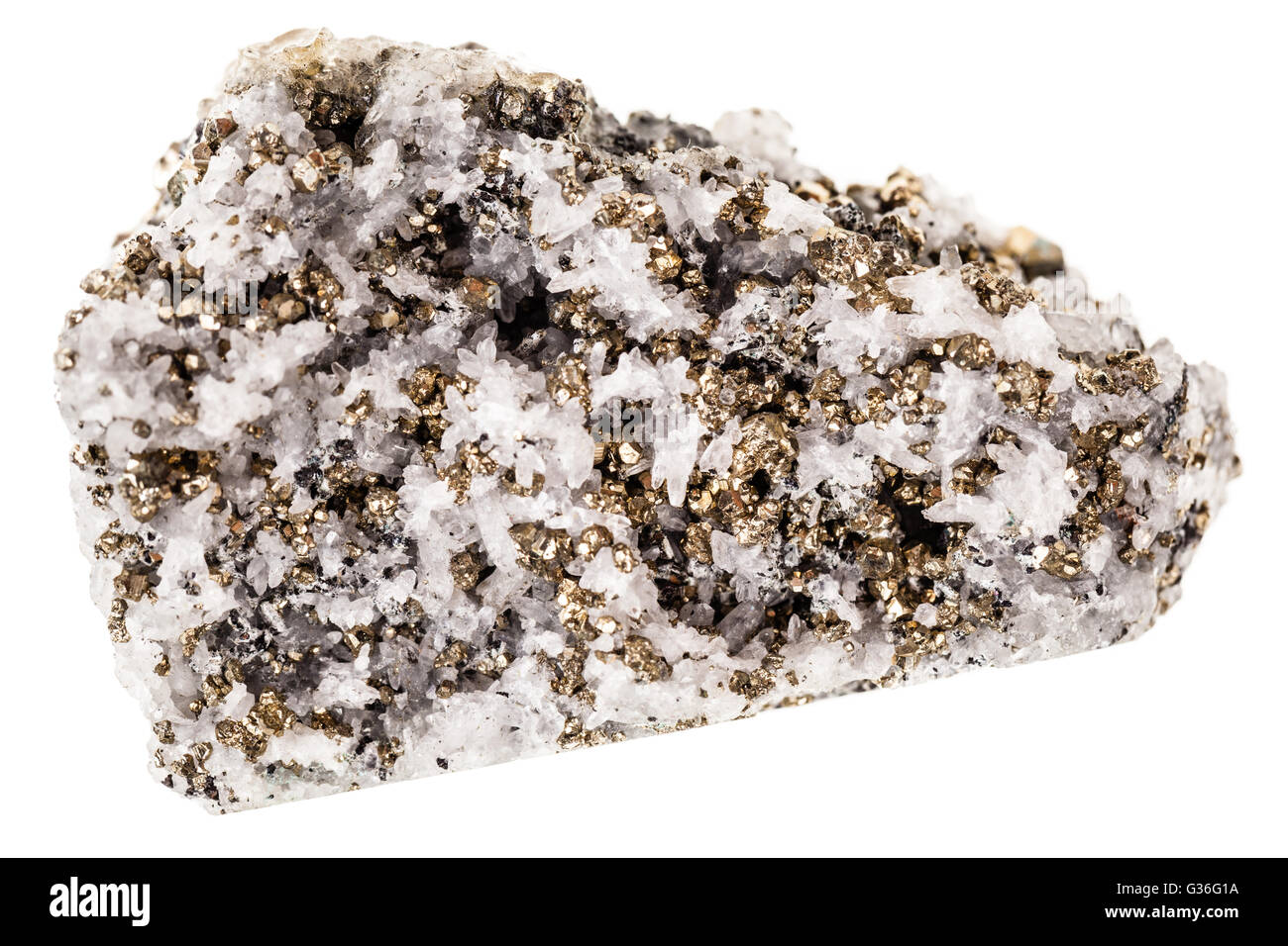 Mineral Pyrit in Quarz, bekannt als Katzengold, isoliert auf einem weißen Hintergrund Stockfoto