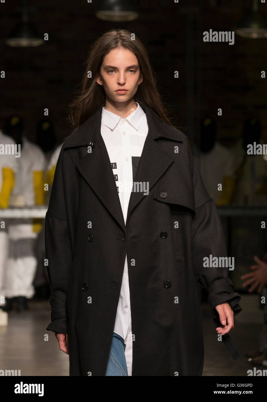 New York, NY USA - 7. Juni 2016: Modell Spaziergänge Start-und Landebahn für öffentliche Schule Frühjahr 2017 Fashion Show von Dao-Yi Chow & Maxwell Osborne bei Cedar Lake Stockfoto
