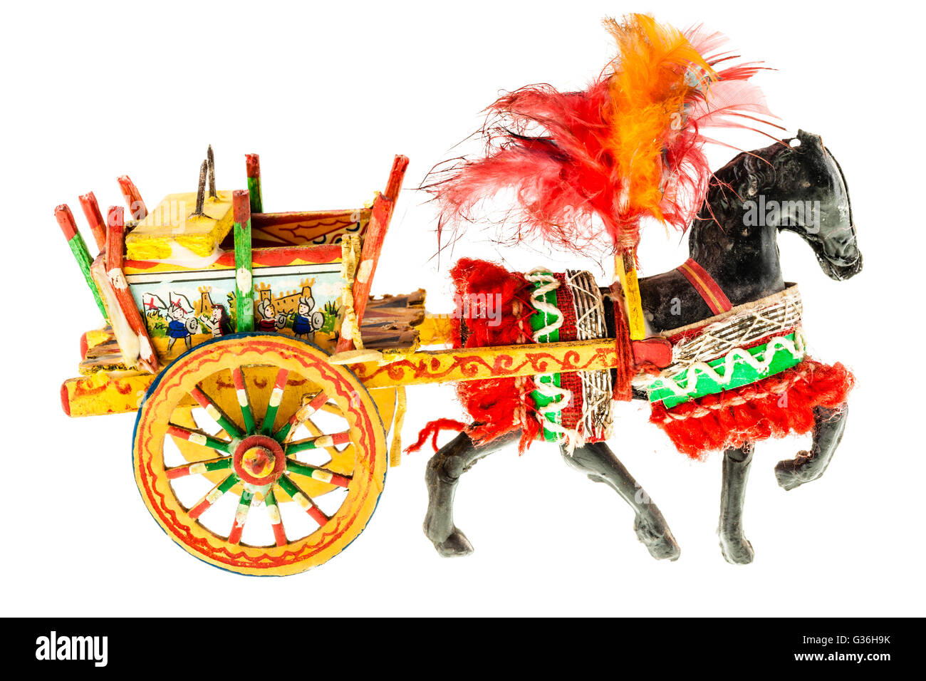Folkloristische traditionelle sizilianische Pferdewagen vor einem weißen Hintergrund isoliert Stockfoto