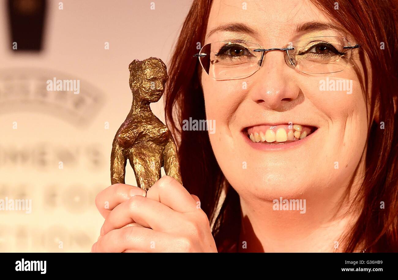 Irischer Autor Lisa McInerney behaupteten die renommierten Bailey ist Frauen Prize for Fiction für ihr Debüt-Novell, The Glorious Häresien, in der Royal Festival Hall London. Stockfoto