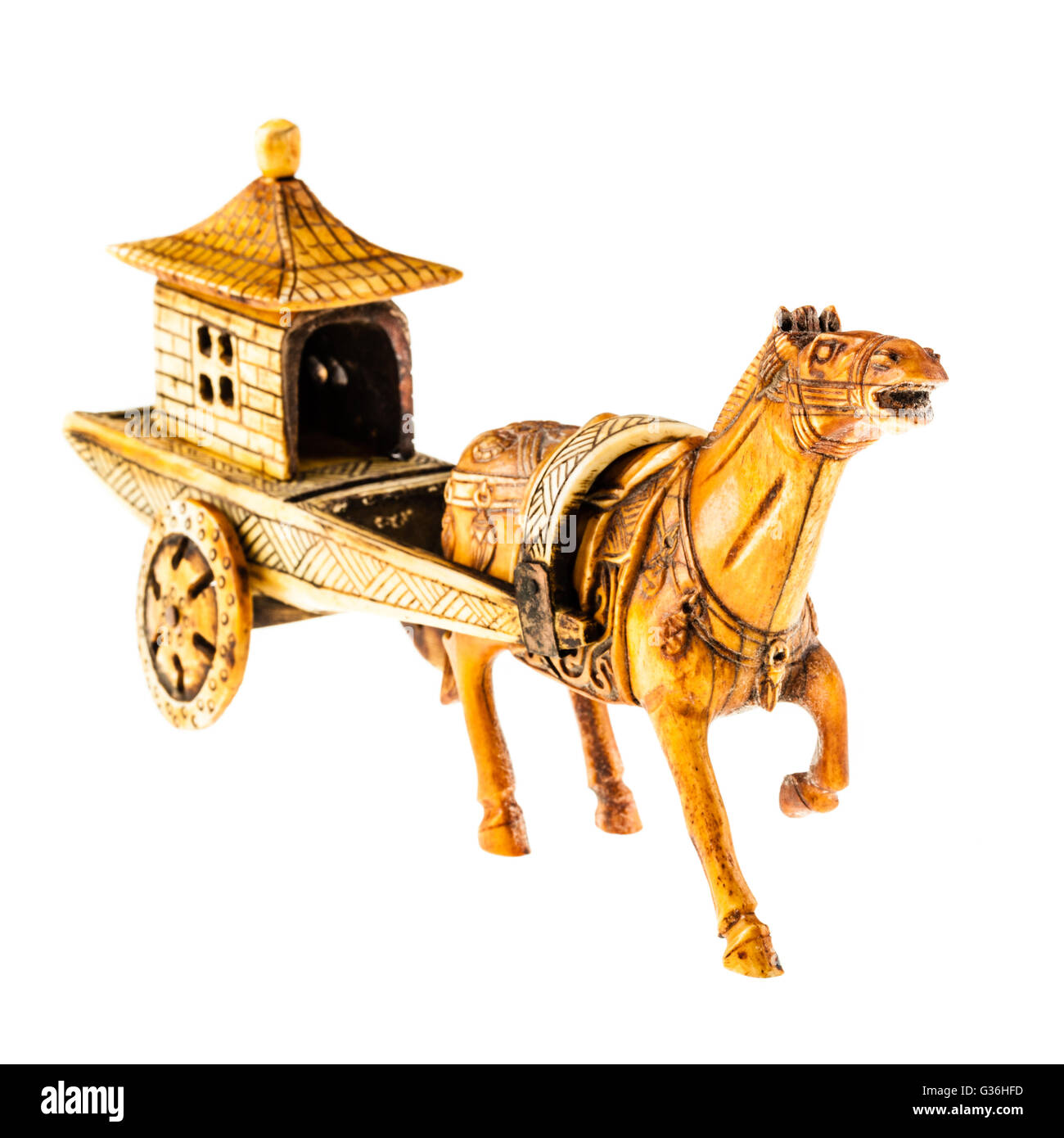 eine alte chinesische Streitwagen auf einem weißen Hintergrund isoliert Stockfoto