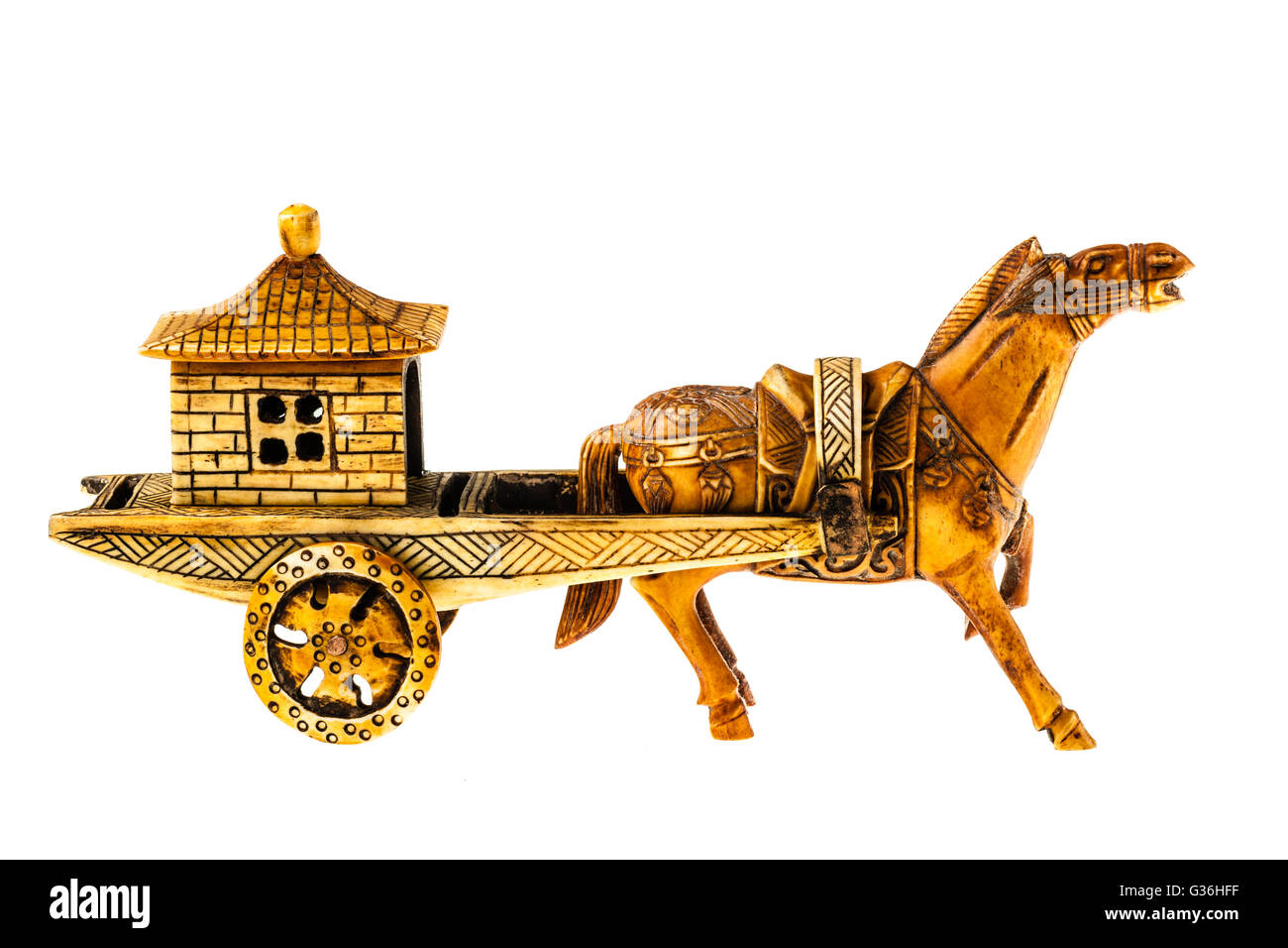 eine alte chinesische Streitwagen auf einem weißen Hintergrund isoliert Stockfoto