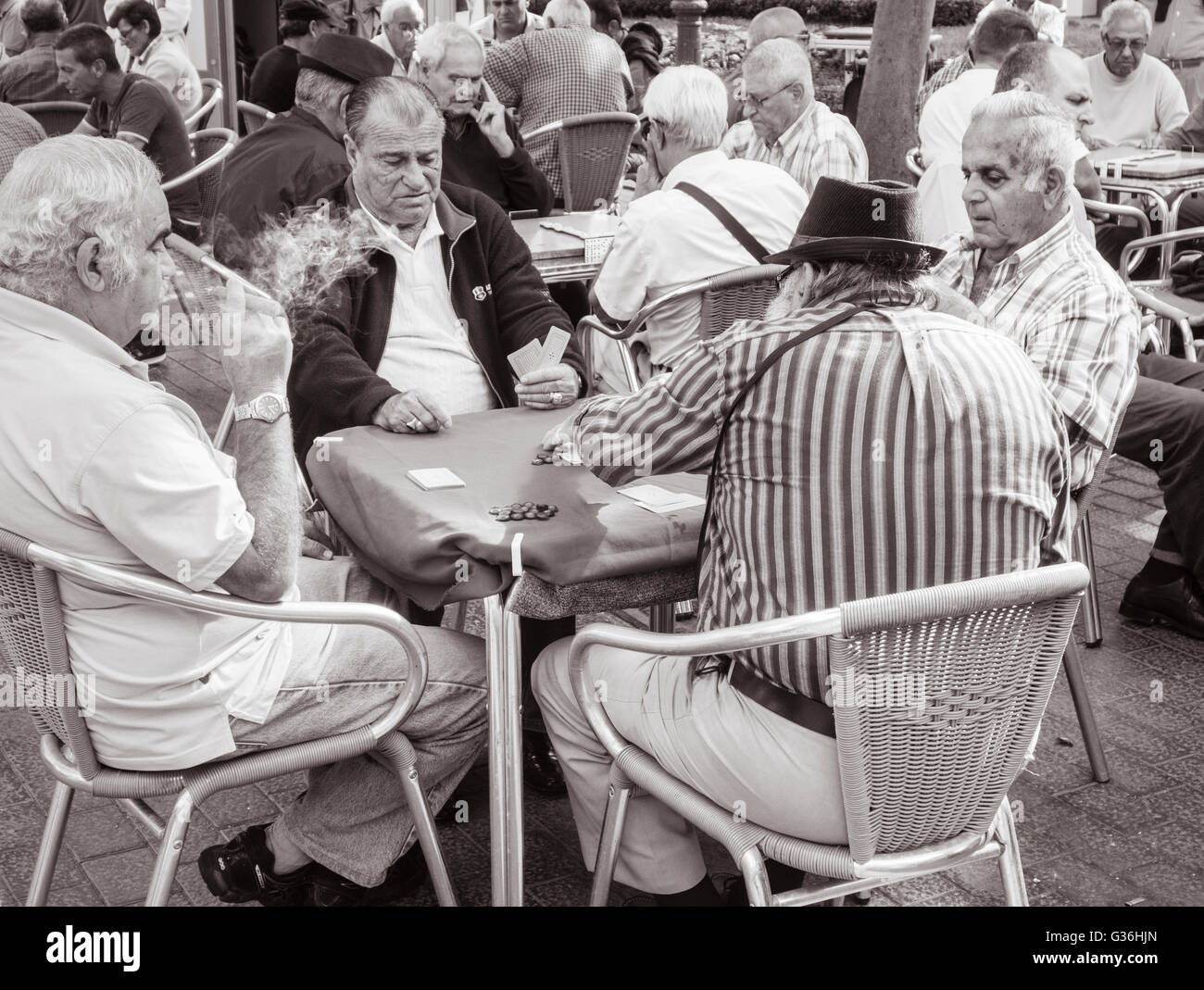 Ältere spanische Männer Spielkarten im Parque Santa Catalina in Las Palmas, Gran Canaria, Kanarische Inseln, Spanien Stockfoto