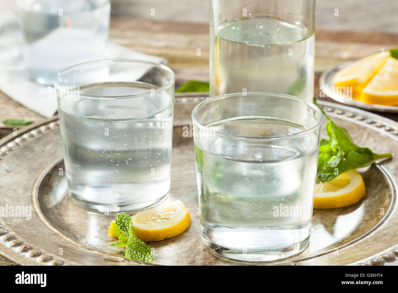 Erfrischend klar Mineralwasser mit Zitrone und Minze Stockfoto