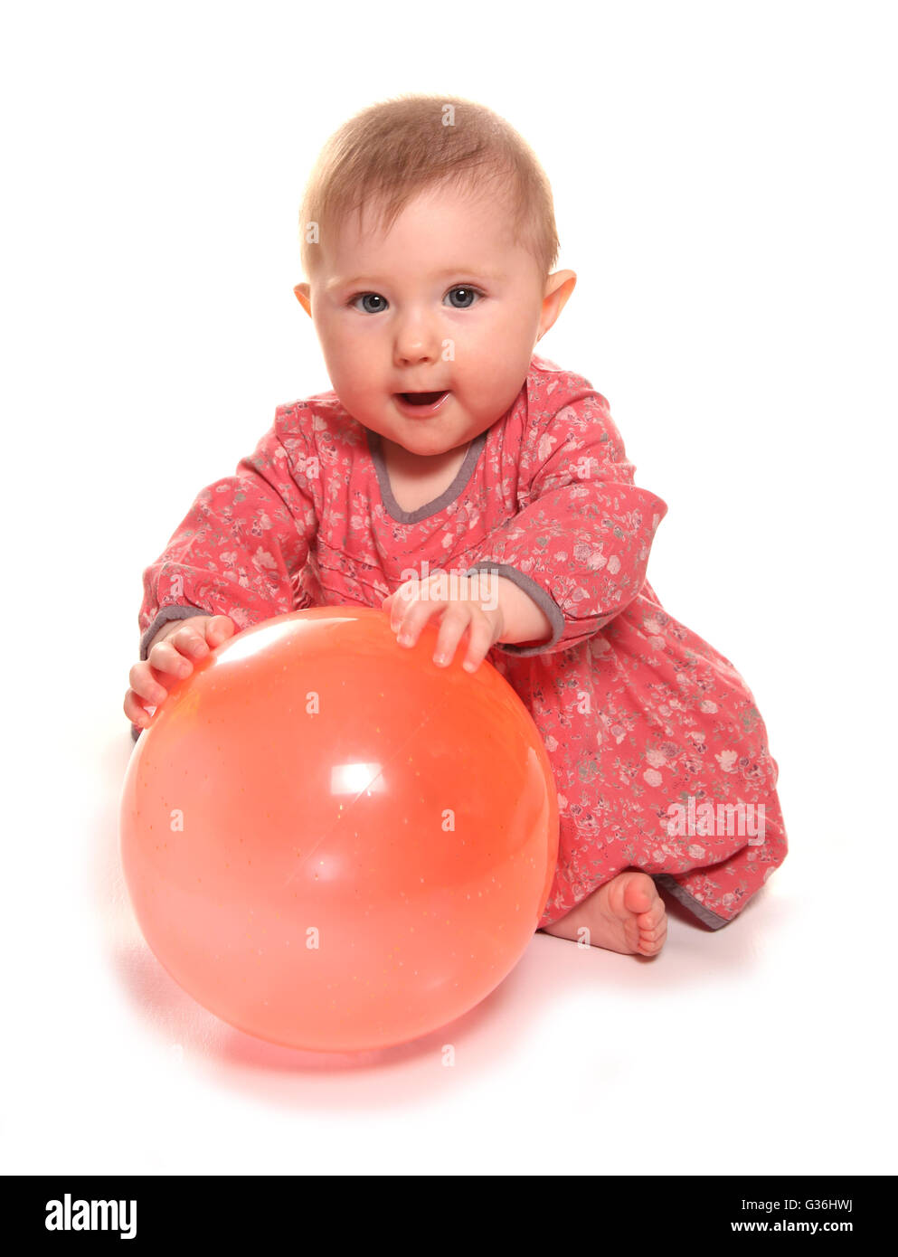 Babymädchen spielen mit einem Ball-Ausschnitt Stockfoto