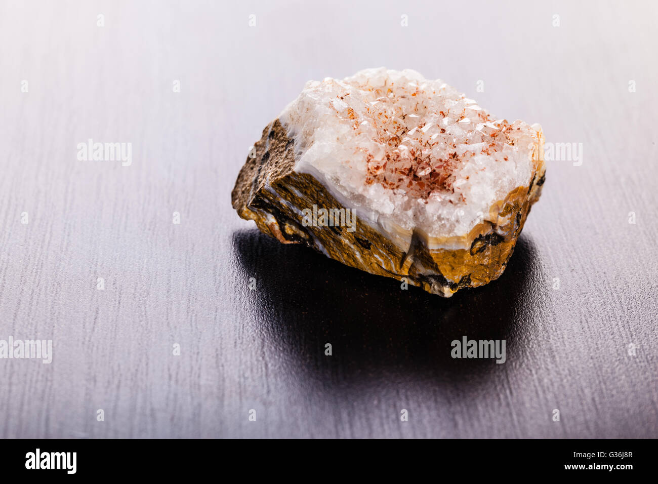 Schuss des Fragmentes des Jasper Mineral auf einem dunklen Untergrund hautnah Stockfoto