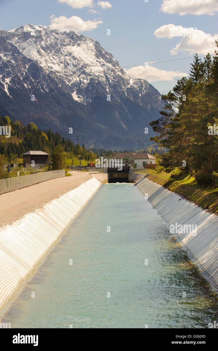 Wasser-Kanal des Flusses Isar in Deutschland für Wasserkraftwerk Stockfoto