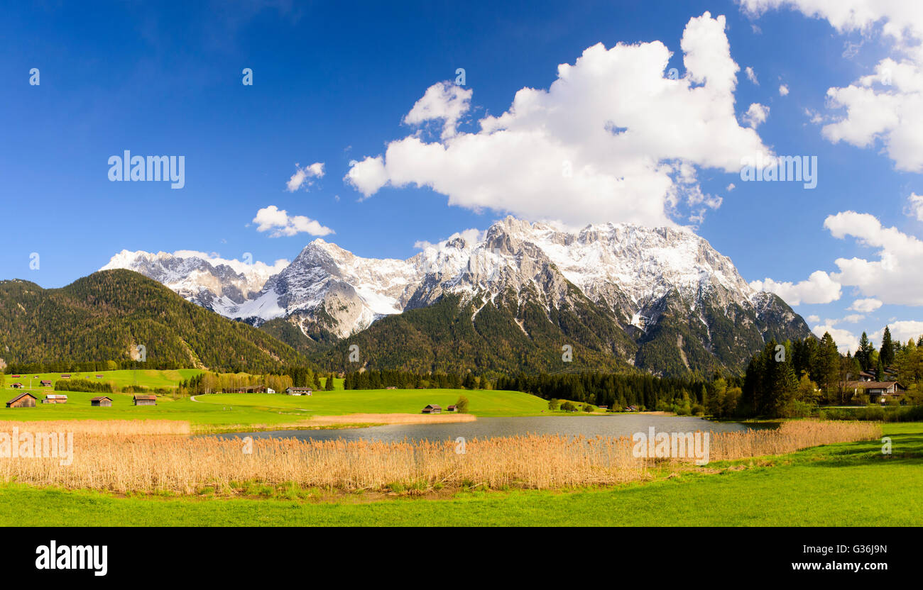 Panorama-Landschaft mit Alpen Berge und See in Bayern, Deutschland Stockfoto