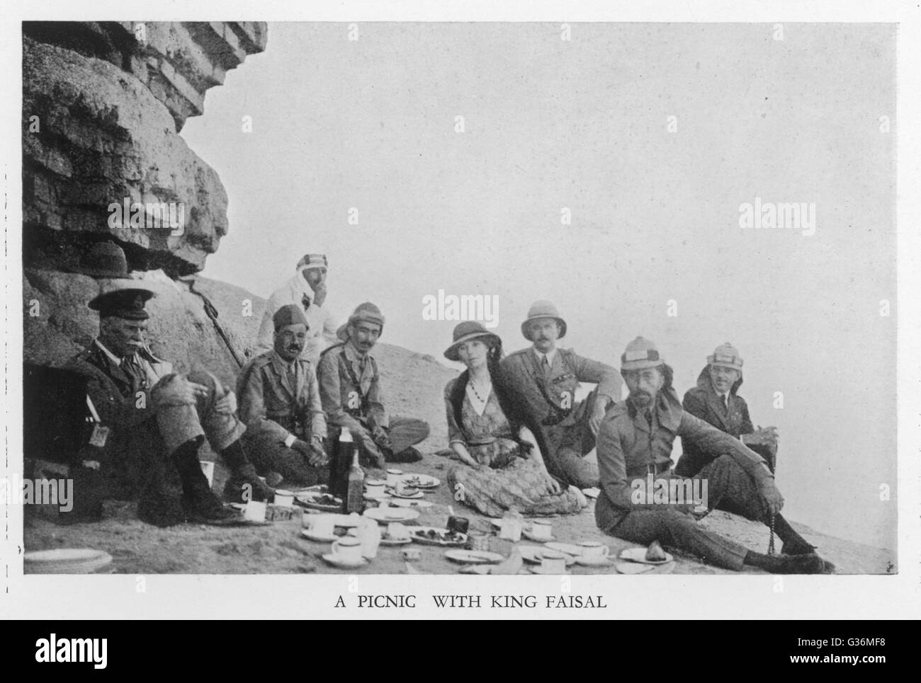 Gertrude Bell, englischer Reisender, Picknicken mit König Faisal von Irak (sitzend, zweiter von rechts) im Jahre 1922.       Datum: 1922 Stockfoto