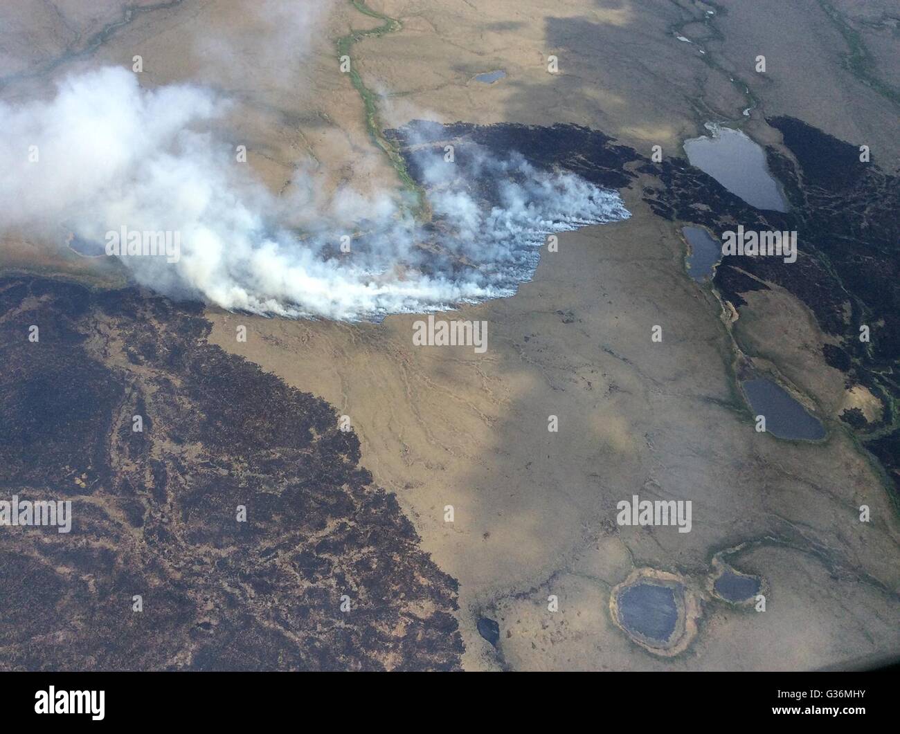 Rauch und Flammen verbrauchen die gefälschte Creek Feuer im Yukon Delta National Wildlife Refuge 7. Juni 2015 in Südwest-Alaska. Stockfoto