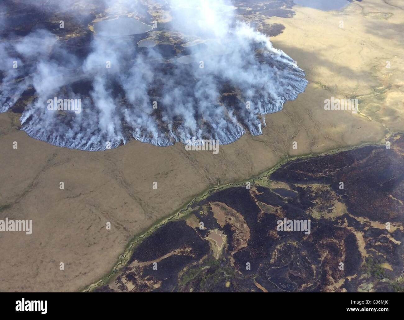 Rauch und Flammen verbrauchen die gefälschte Creek Feuer im Yukon Delta National Wildlife Refuge 7. Juni 2015 in Südwest-Alaska. Stockfoto