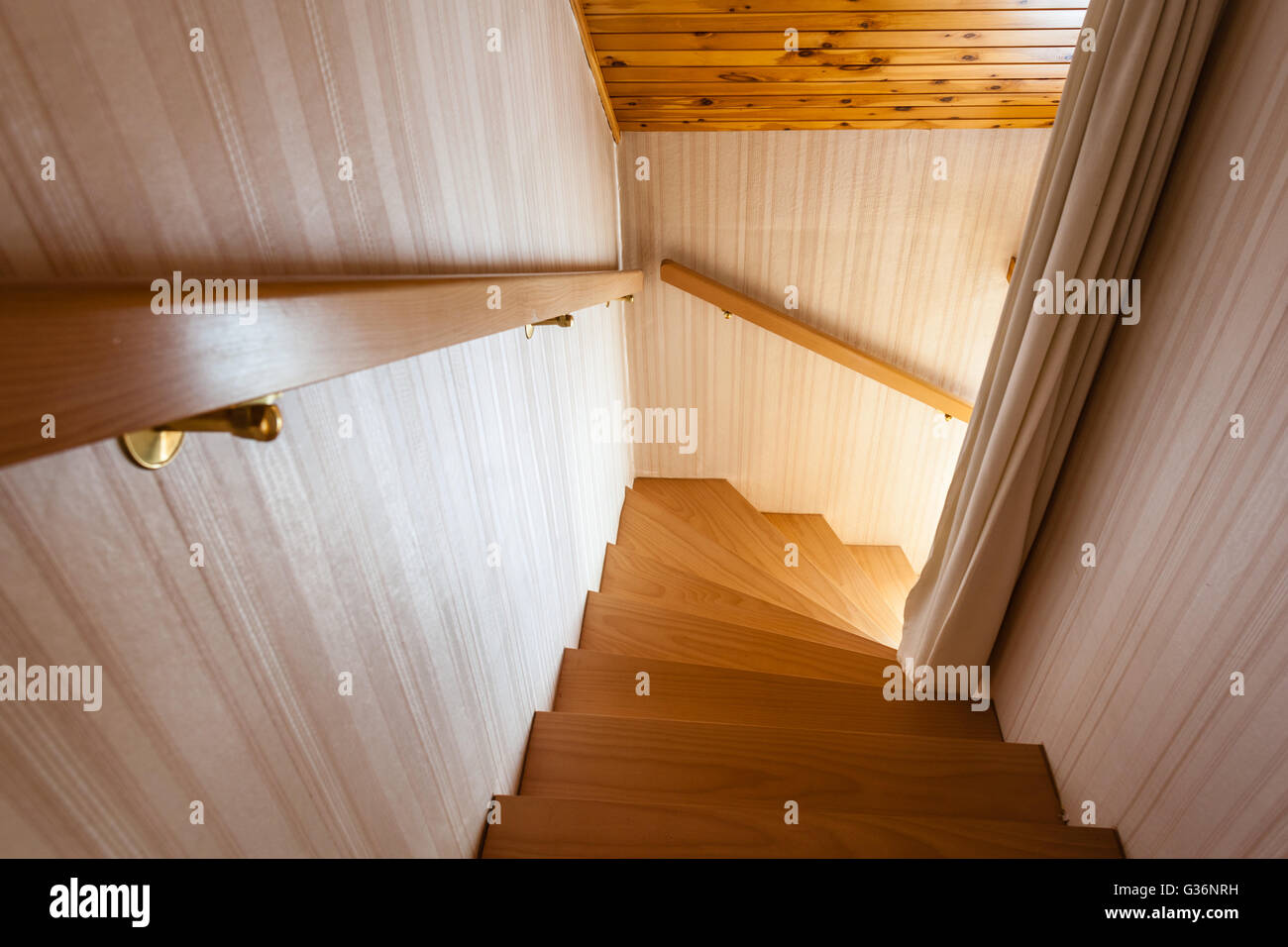 hölzerne Innentreppe von ein Chalet oder eine Hütte in Österreich Stockfoto