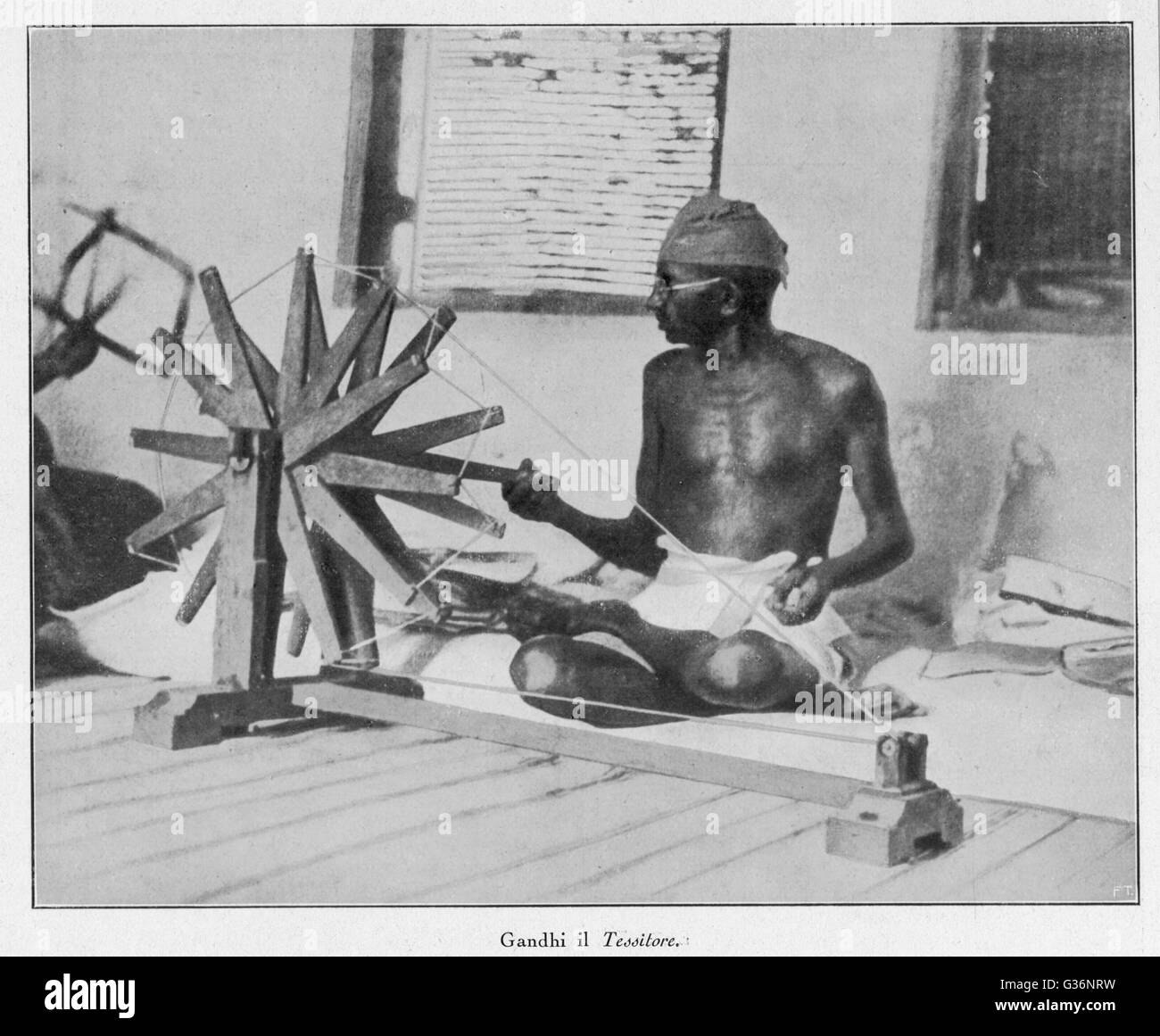 Mahatma Gandhi, indischer nationalist und spirituelle Führer, Spinnen an seinem Hinterrad (Charakha) im Jahr 1931 zeigt seine starke Arbeitsmoral.      Datum: 1869-1948 Stockfoto