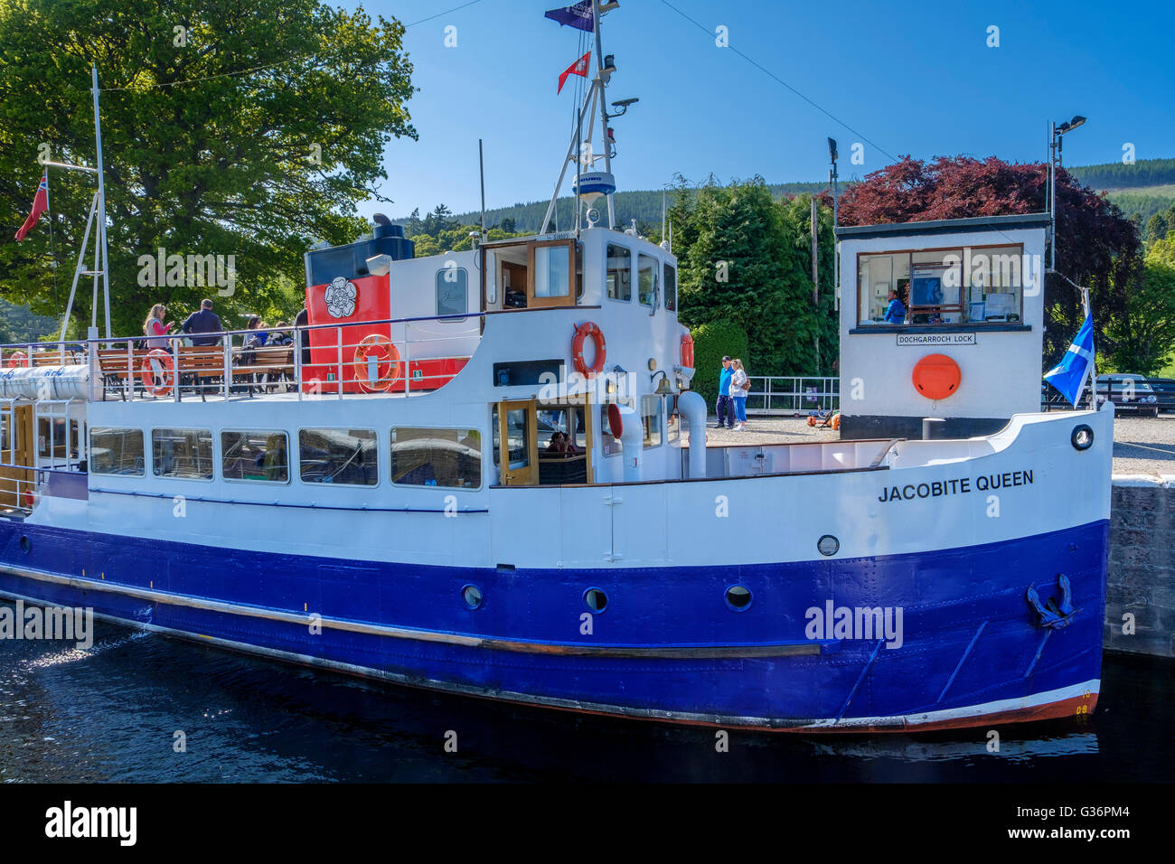 Schiffe, die Verhandlungen über die Schlösser an der Caledonian Canal in Dochgarroch, in der Nähe von Inverness Stockfoto