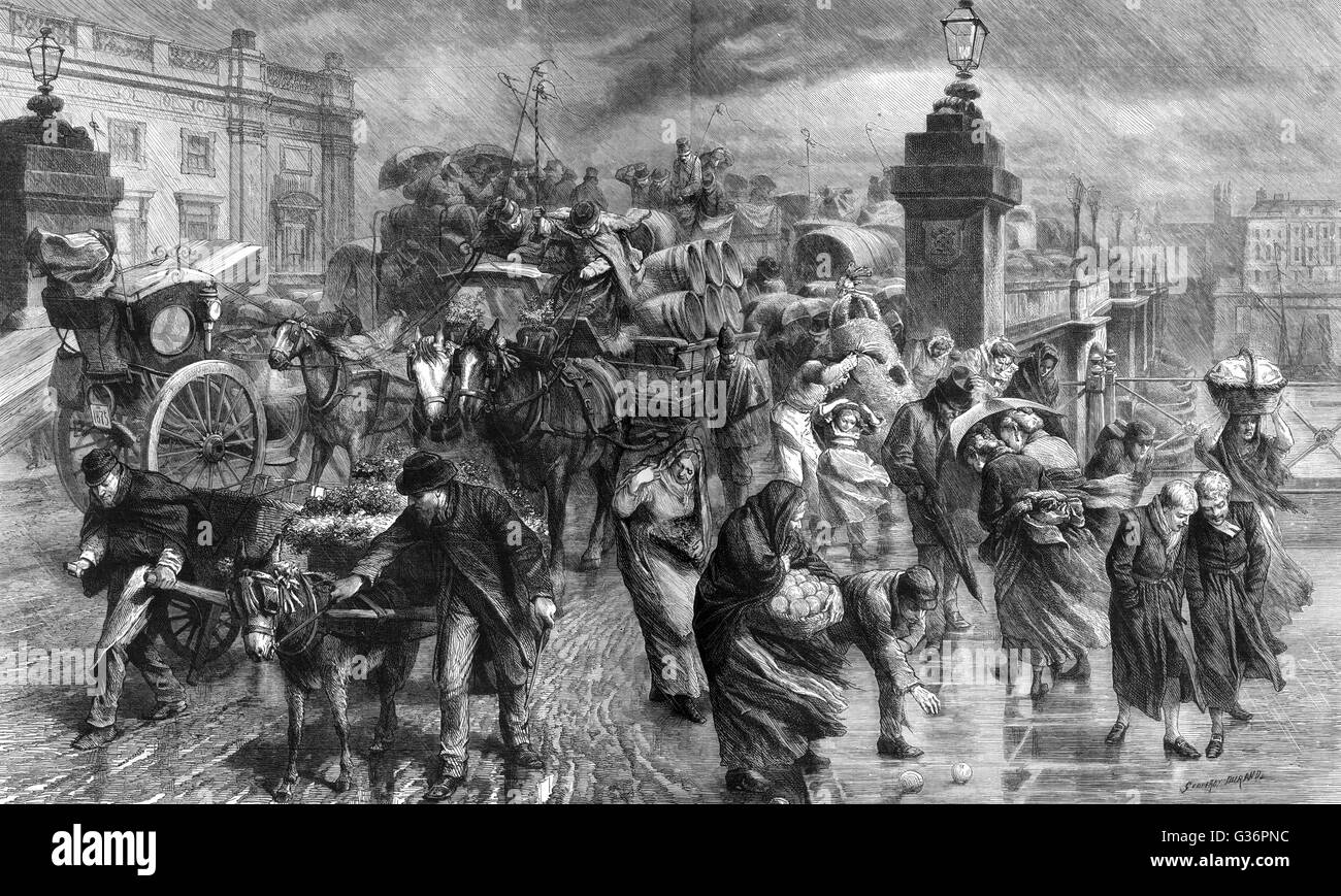 Verkehrsstaus auf der London Bridge bei schlechtem Wetter Stockfoto