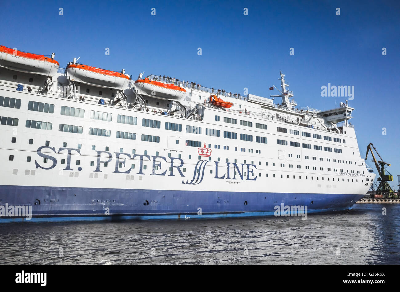 Sankt-Petersburg, Russland-7. Juni 2016: Passagier Fähre Schiff Sankt Petersburgs Kanal vorbei. MS SPL Prinzessin Anastasia Stockfoto
