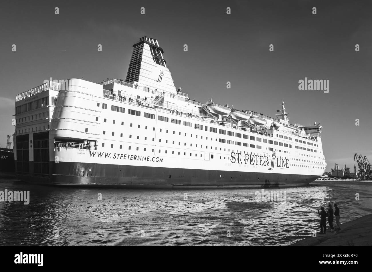 Sankt-Petersburg, Russland-7. Juni 2016: Weiße Fähre Passagierschiff Sankt Petersburgs Kanal vorbei. MS SPL Prinzessin Anastasia Stockfoto