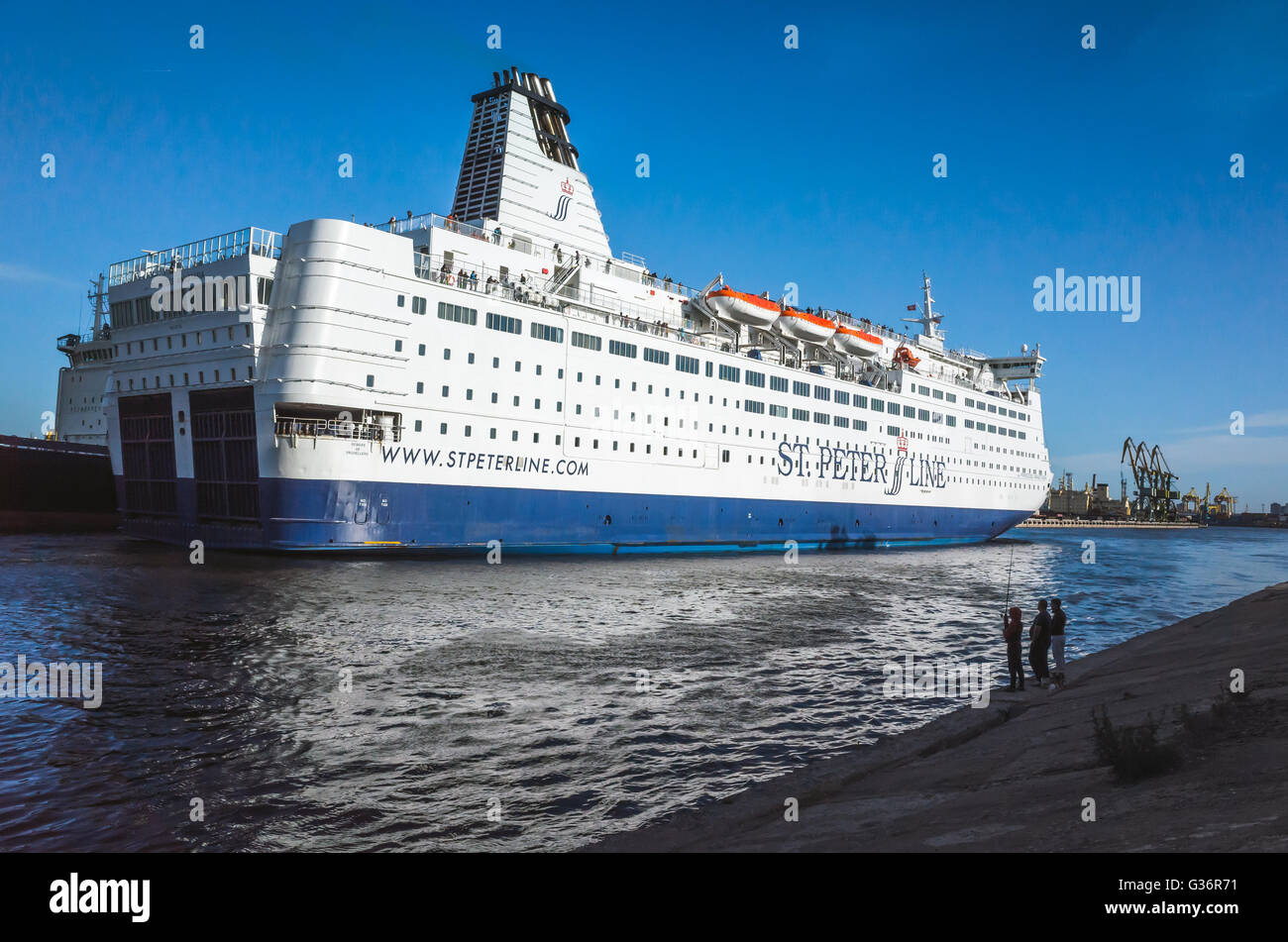 Sankt-Petersburg, Russland-7. Juni 2016: Weiße Fähre Passagierschiff Sankt Petersburgs Kanal vorbei. MS SPL Prinzessin Anastasia Stockfoto