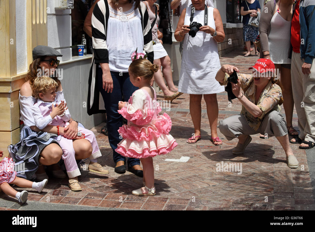 Attraktive Frau und Kind gekleidet in traditionellen Kostümen bei San Isidro Festival Fiesta in Nerja Andalucia Spanien Stockfoto