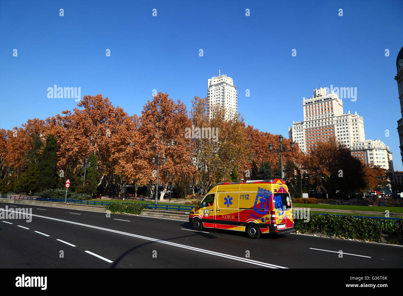 SAMUR Krankenwagen vorbei, Plaza de Espana, Torre de Madrid (Mitte) und Edificio España (R) Gebäude hinter Madrid, Spanien Stockfoto