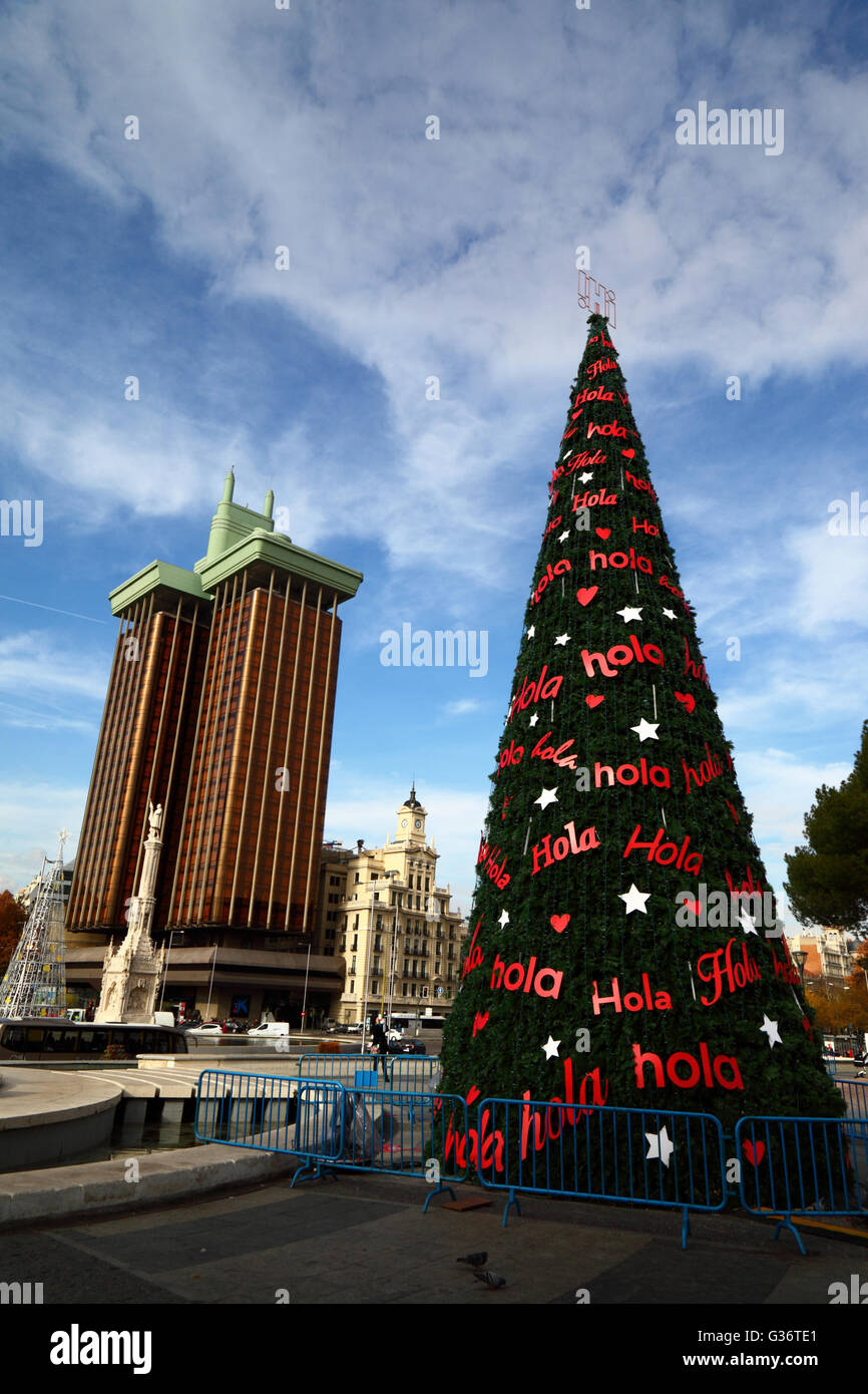 Weihnachtsbaum in Plaza de Colon, Torres de Colon Gebäude hinter, Madrid, Spanien