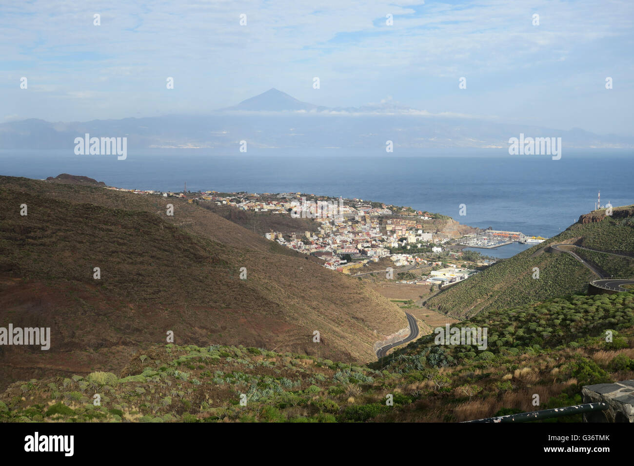 La Gomera.  Die Hauptstadt der Insel, San Sebastian De La Gomera mit Pico del Teide (Mount Teide) auf Teneriffa in der Ferne Stockfoto