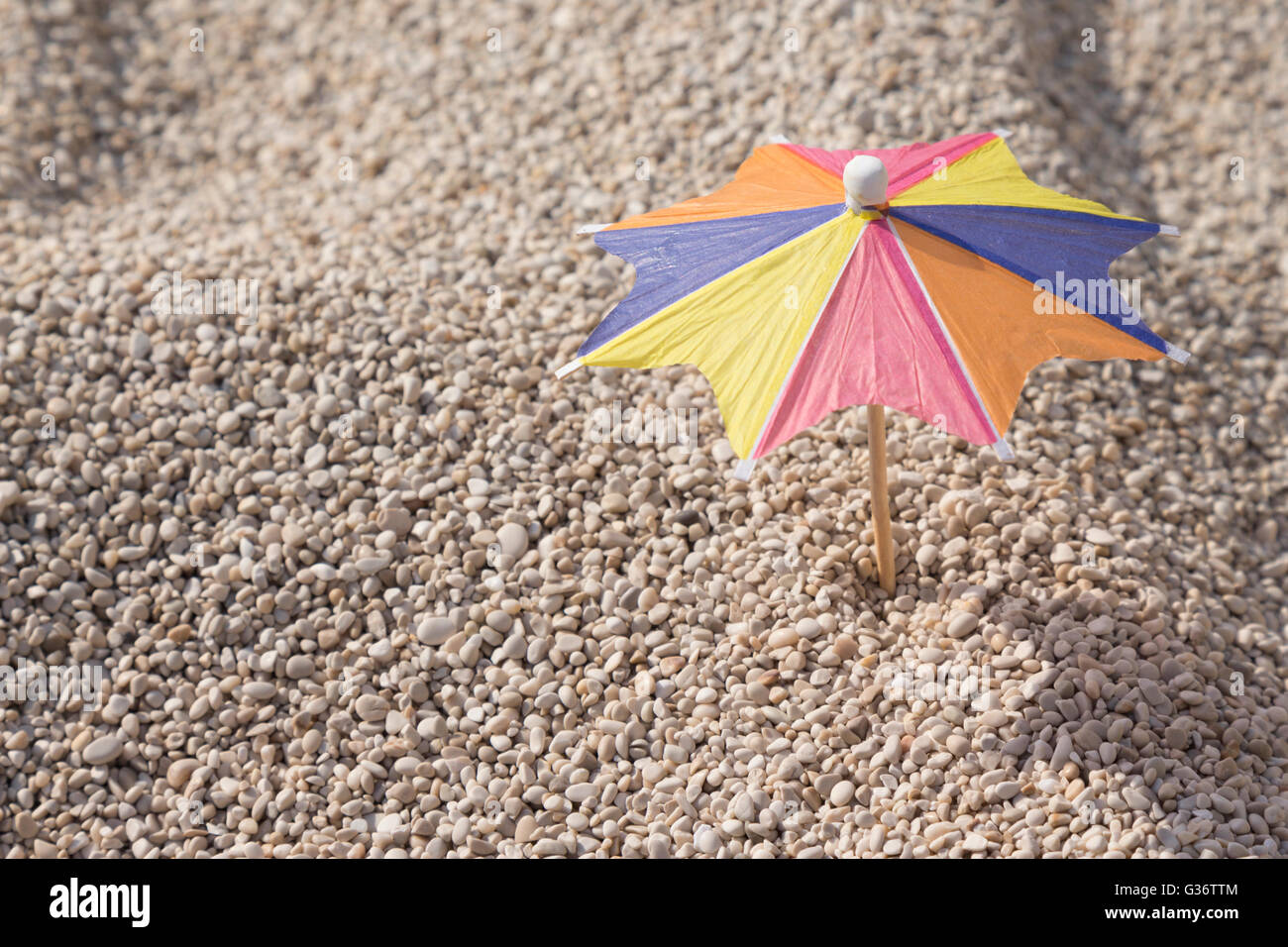 Cocktail Regenschirm im sand Stockfoto