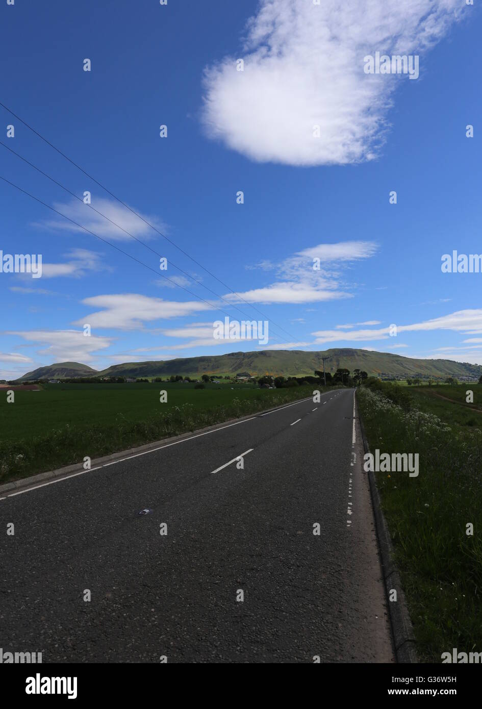 A911 und West Lomond und Bischöfe Hill Schottland Juni 2016 Stockfoto