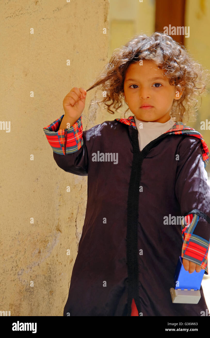 Ein junges Mädchen in traditioneller Kleidung, El Jadida-Marokko Stockfoto