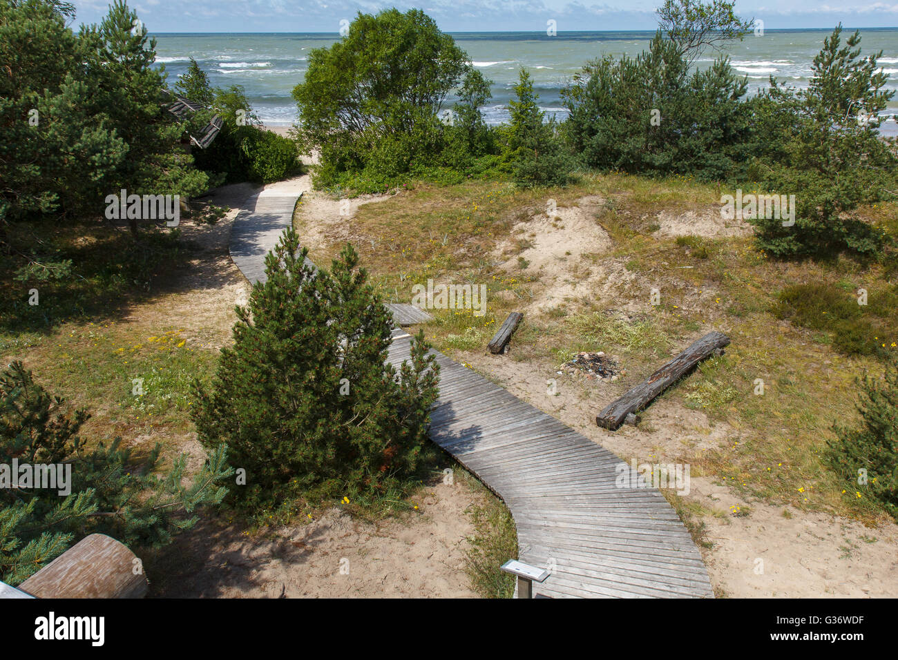 Hölzerne Weg zum Meer Stockfoto