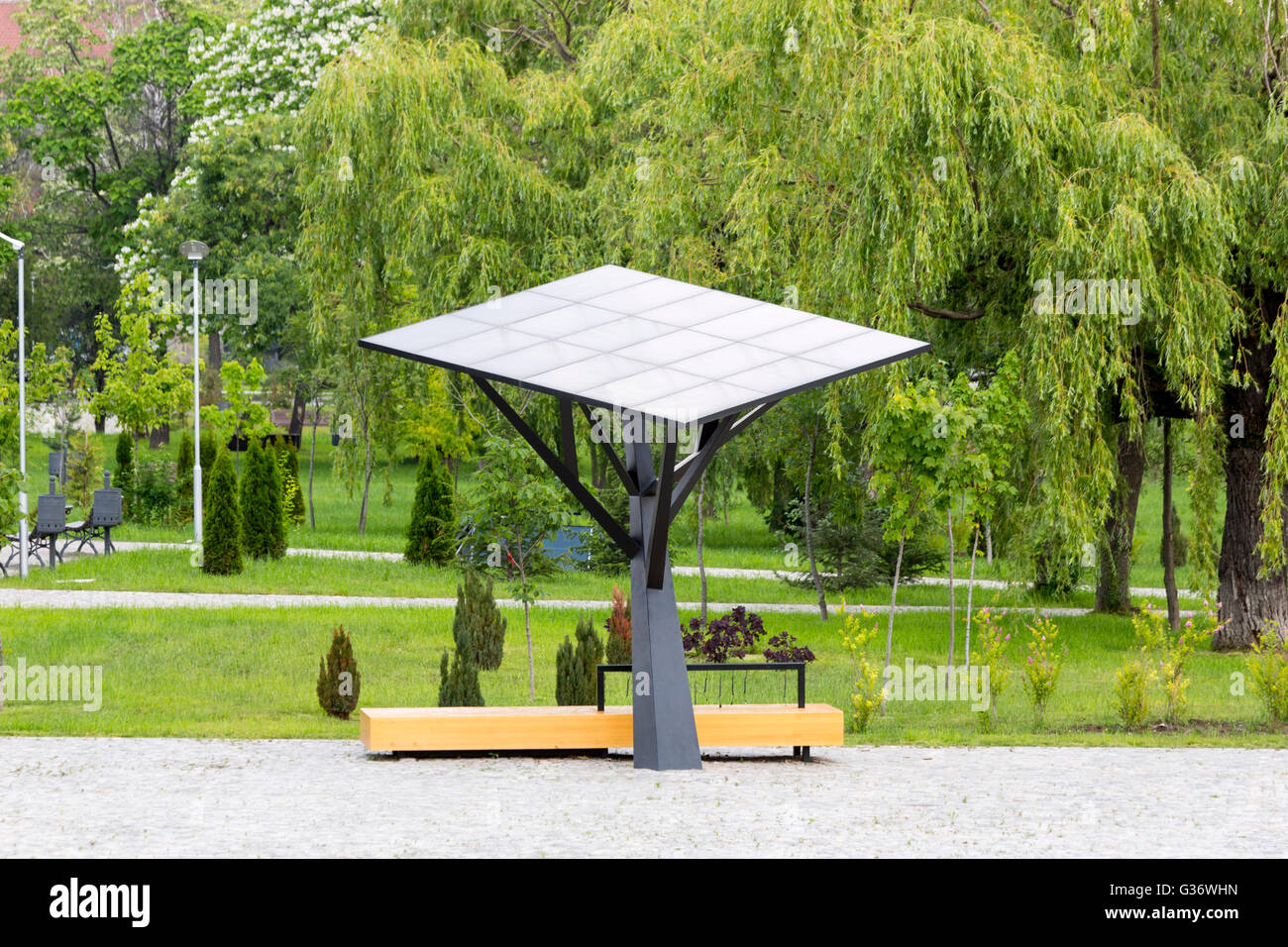 Große solar-Station/Panel in einem Park. Umweltfreundliche und ökologische Wirtschaft. Grüne Energie. Stockfoto