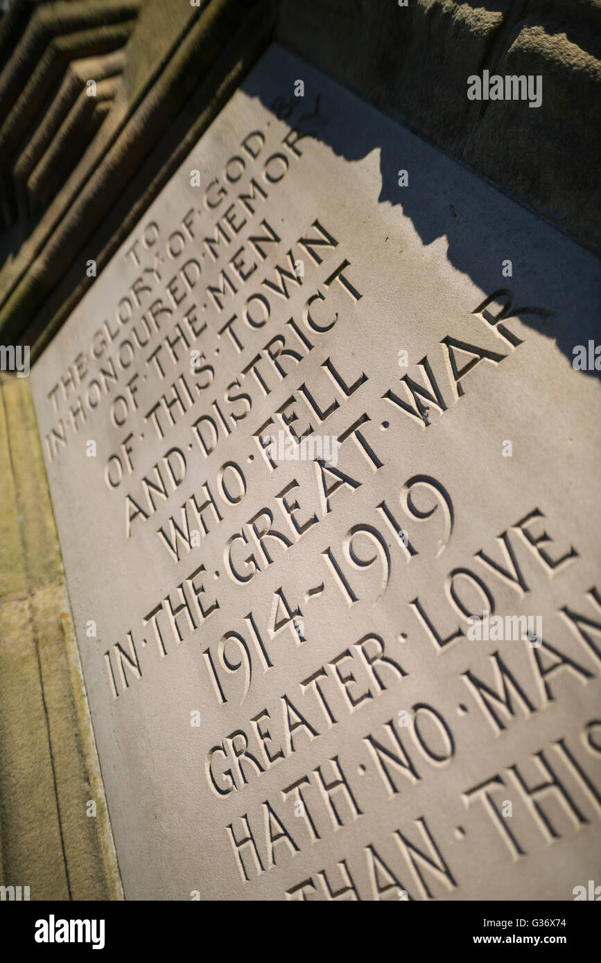 Inschrift auf einem Kriegerdenkmal in Kelso, Schottland, an die Toten der Stadt im 1. Weltkrieg 1914-18 Stockfoto