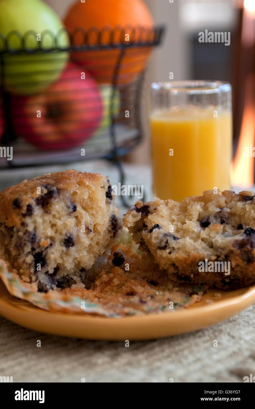 Blueberry Muffin, mit Orangensaft, Obst, Frühstück, Stockfoto