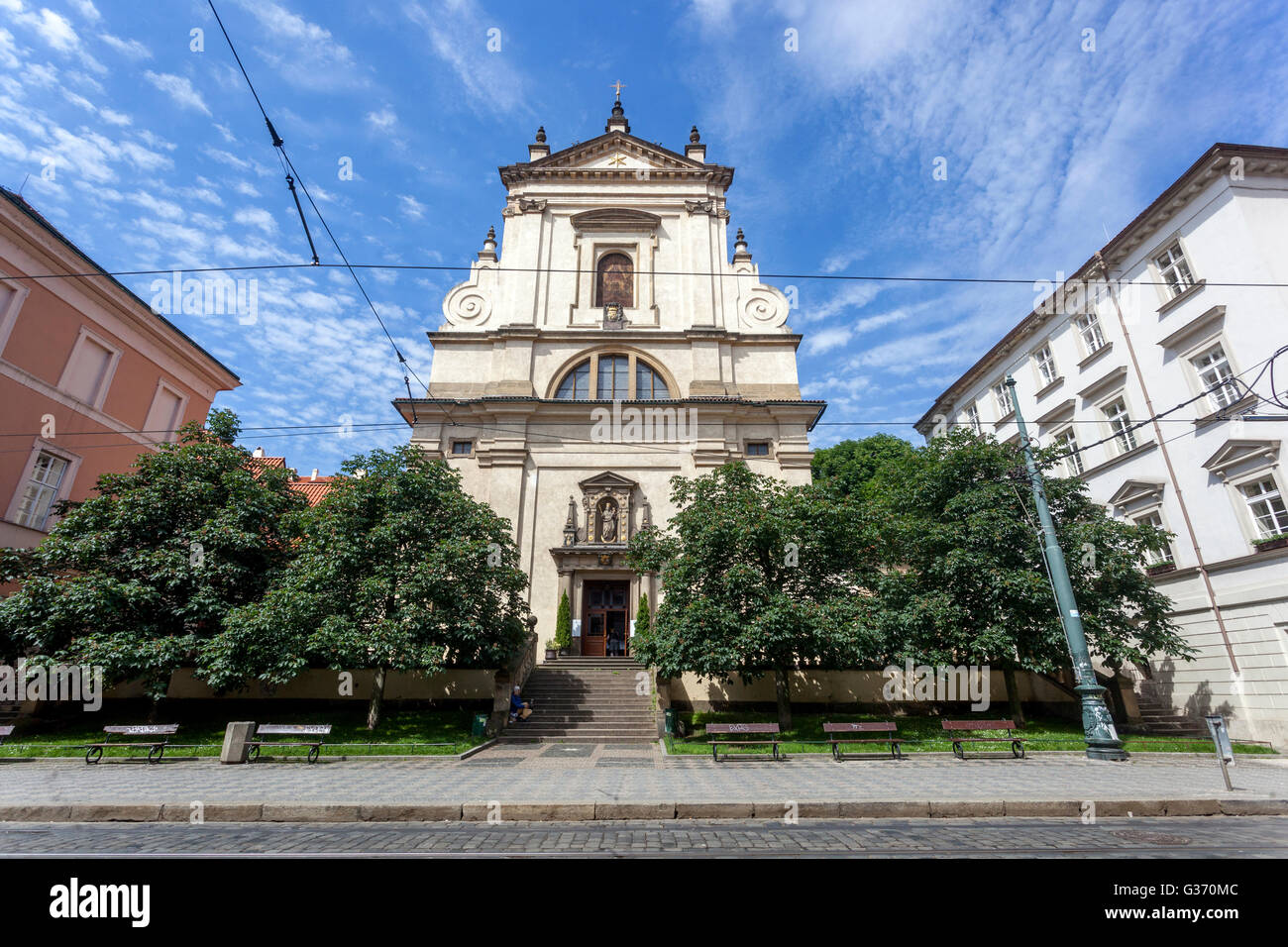 Vorderansicht der Kirche unserer Lieben Frau siegreich, Karmelitska Straße, Mala Strana Prag, Tschechische Republik mit einem geliebten Jesuskind im Inneren Stockfoto